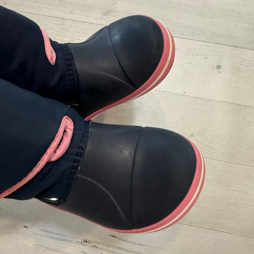 Crocs girls navy blue pink snow boots‎ child size 7